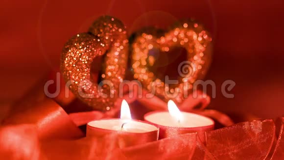 情人节两支蜡烛在心前燃烧特写视频的预览图
