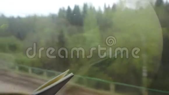 年轻女子乘火车旅行时做笔记视频的预览图