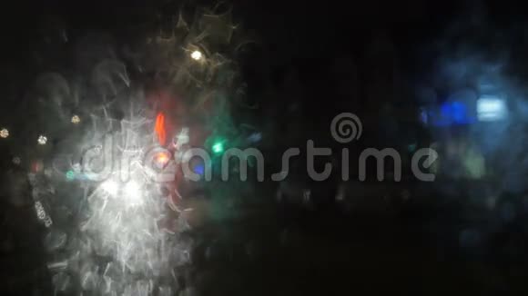 交通雨水撞击挡风玻璃时发出的模糊光视频的预览图