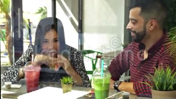 可爱的夫妇吃健康的午餐视频的预览图