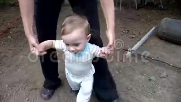 小男孩走路稳定摄像头视频的预览图