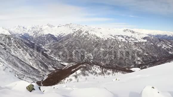 冬季和圣诞节期间宏伟的意大利阿尔卑斯弧雪山峰脊全景视频的预览图