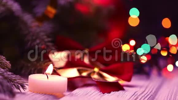 圣诞树上有闪烁花环的蜡烛和装饰品视频的预览图