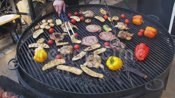 烧烤炉烹煮肉类及蔬菜的最佳景观视频的预览图