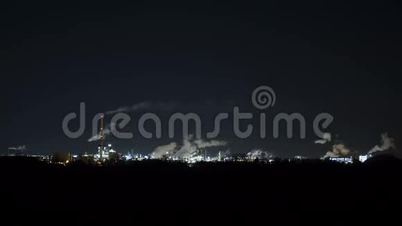 夜间照明工业区和发电厂视频的预览图