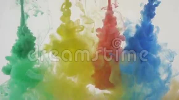 色彩鲜艳的背景生动的液体墨水颜色混合在水中视频的预览图