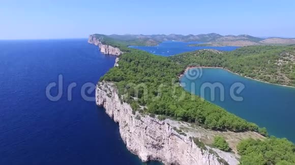 达尔马提亚海岸悬崖和美丽的咸湖全景视频的预览图