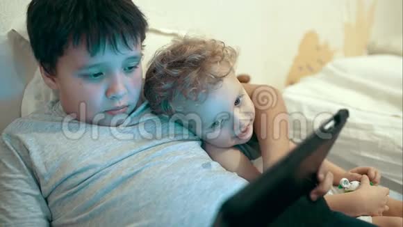 两个兄弟躺在床上娱乐视频的预览图
