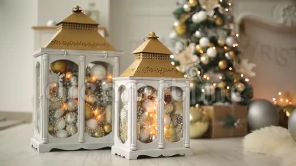 时尚的白色圣诞内部装饰灯笼壁炉灯笼灯具蜡烛凸起舒适的家视频的预览图