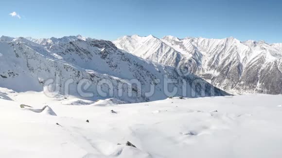 冬季和圣诞节期间宏伟的意大利阿尔卑斯弧雪山峰脊全景视频的预览图