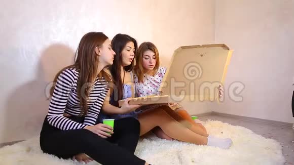 可爱的女孩冷静地度过时光享受披萨晚上坐在明亮的卧室里视频的预览图