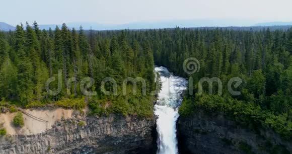 阳光明媚的一天美丽的水从森林悬崖滑落视频的预览图
