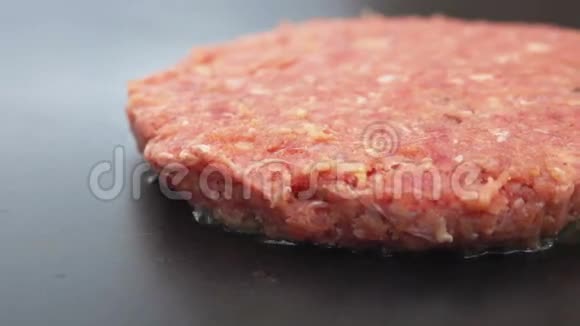 汉堡包切肉烤烧烤视频的预览图
