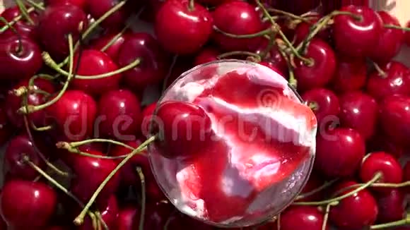 杯中水果冰淇淋顶部有樱桃浆果视频的预览图
