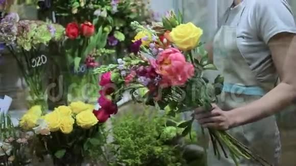 做花店生意的女售货员挑选花束视频的预览图