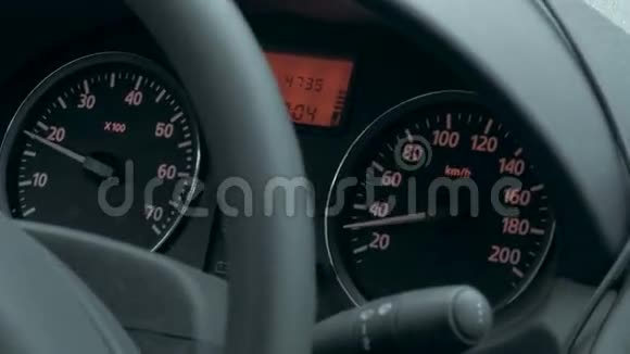 显示低速的汽车仪表板视频的预览图