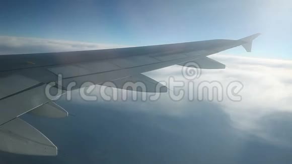 空中飞机的机翼从里面飞过云层视频的预览图
