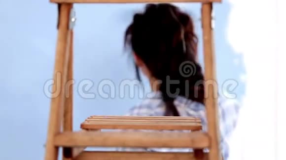 有魅力的女人跳着画墙休息视频的预览图