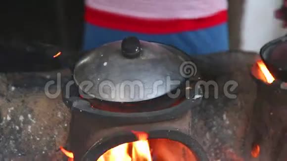 女人在街边做饭街上的食物很常见好吃而且不贵视频的预览图