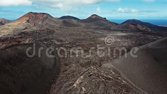 兰萨罗特蒂曼法亚国家公园附近火山谷的空中全景视频的预览图
