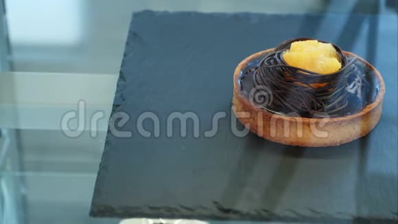 商店橱窗里装饰的巧克力蛋糕视频的预览图