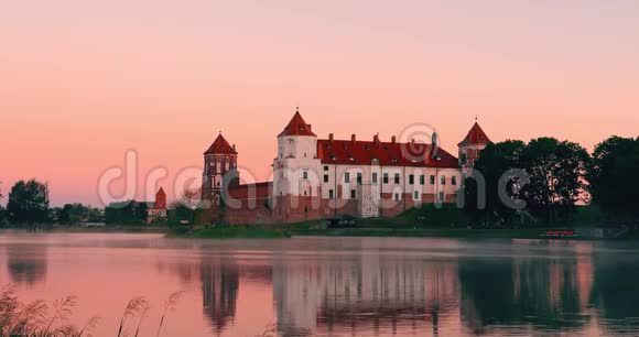 米尔白俄罗斯米尔城堡综合体从湖边中世纪文化纪念碑联合国教科文组织世界遗产著名的视频的预览图