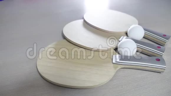 乒乓球拍的刀片放在室内的桌子上木制的专业乒乓球拍视频的预览图