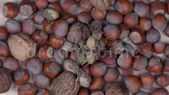 榛子和核桃干坚果食品转盘转盘视频的预览图