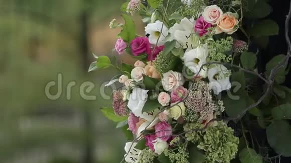 户外婚礼的婚礼装饰用白色和粉红色玫瑰装饰的木制拱门蜜蜂和大黄蜂视频的预览图