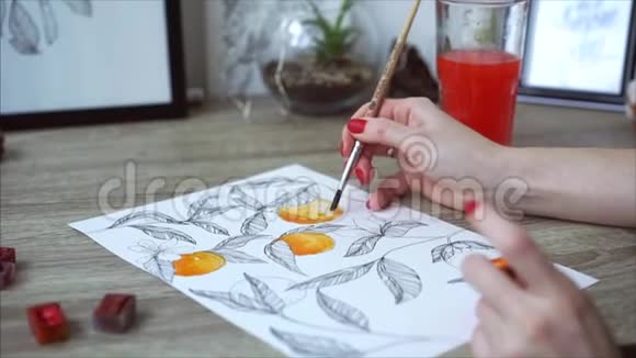女青年画家静物画视频的预览图