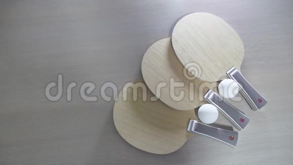 乒乓球拍的刀刃在桌子上室内专业乒乓球拍木制刀片视频的预览图