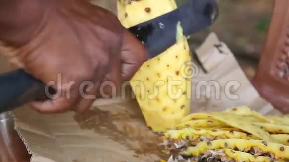 近距离观看当地男子切菠萝一种非常受欢迎的水果生长在斯里兰卡各地视频的预览图
