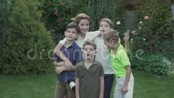 五个幸福兄弟的家庭视频的预览图