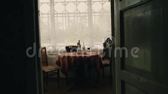乡村别墅露台上的酒桌景观夏日视频的预览图