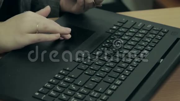女性手在手提电脑键盘上工作视频的预览图