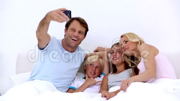 爸爸拍了他和家人的自我画像视频的预览图