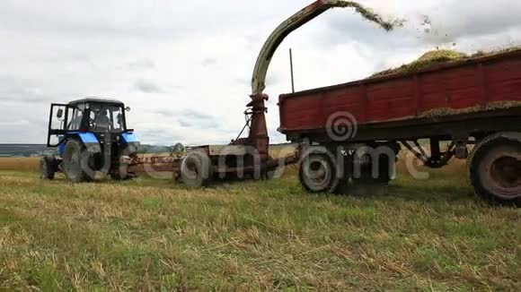 农业机械在农田收割视频的预览图