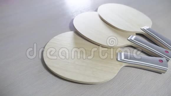 乒乓球拍的刀刃在桌子上在室内用木头制成的专业乒乓球拍视频的预览图