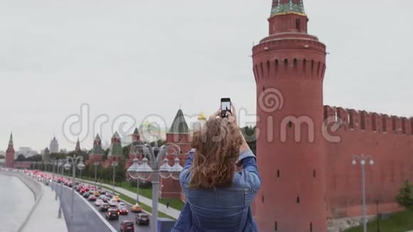 旅游游客在智能手机上拍照视频的预览图