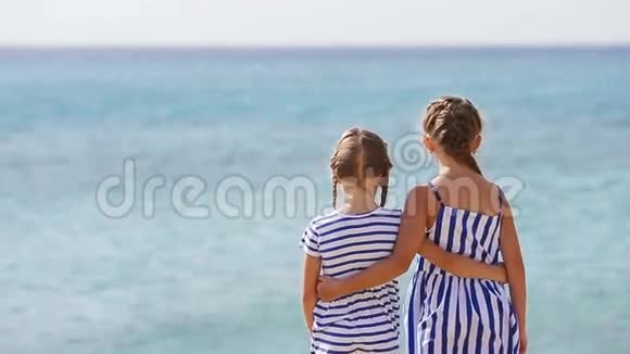 可爱的小女孩一起在海滩度假孩子们享受希腊海滩的暑假视频的预览图