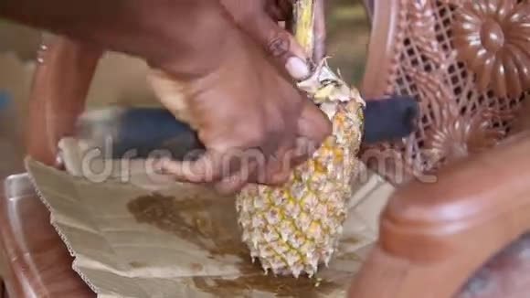 近距离观看当地男子切菠萝一种非常受欢迎的水果生长在斯里兰卡各地视频的预览图