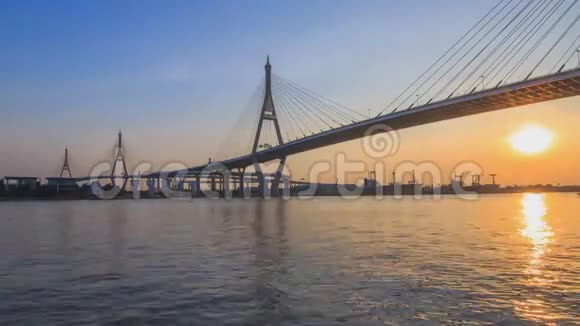 美丽的普密蓬大桥的时间流逝视频的预览图
