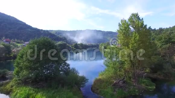 在波斯尼亚乌纳河的树木和清澈的水上飞行视频的预览图