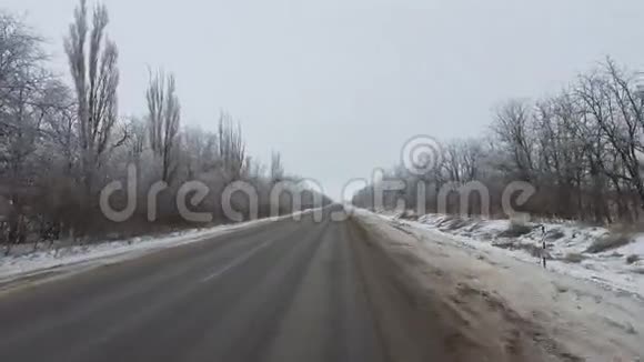 在雪地上驾驶着孤独的乡村道路视频的预览图