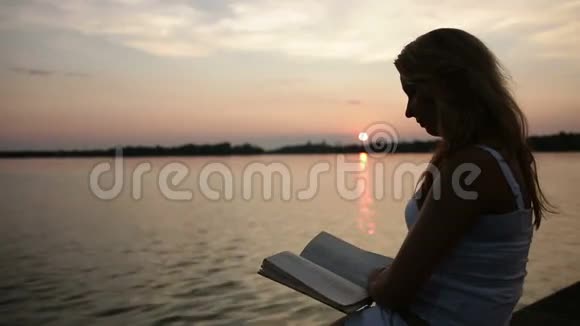女人在日落时看书视频的预览图