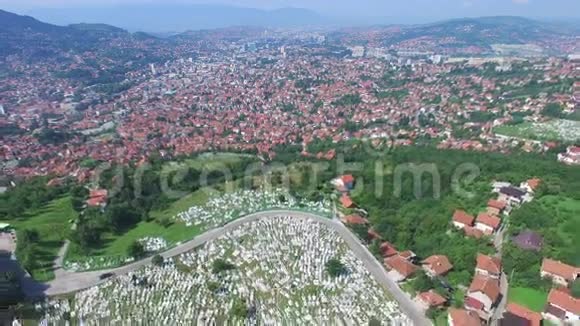 带着穆斯林墓地飞过波斯尼亚镇视频的预览图