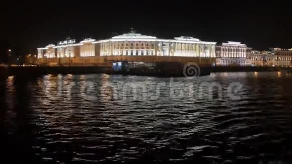 夜晚从河中央看码头和照明建筑视频的预览图