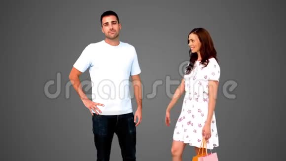 男人在灰色背景下被女友亲吻脸颊视频的预览图