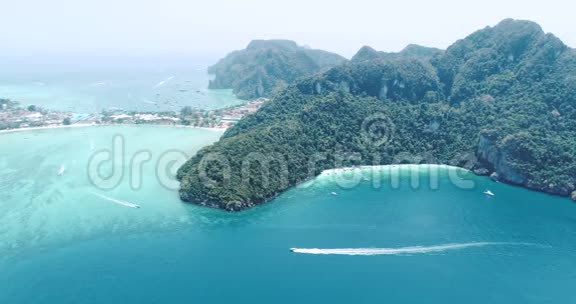 空中无人机视频标志性的热带海滩和度假胜地菲菲岛和永卡森湾被称为猴子海滩视频的预览图