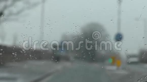 在雨夹雪中驾驶注意挡风玻璃视频的预览图